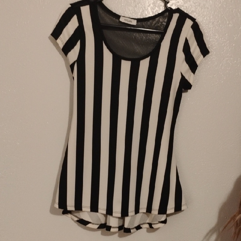 #16 Xhilaration Black and White Asymmetrical Fitted Cap Sleeve Tee